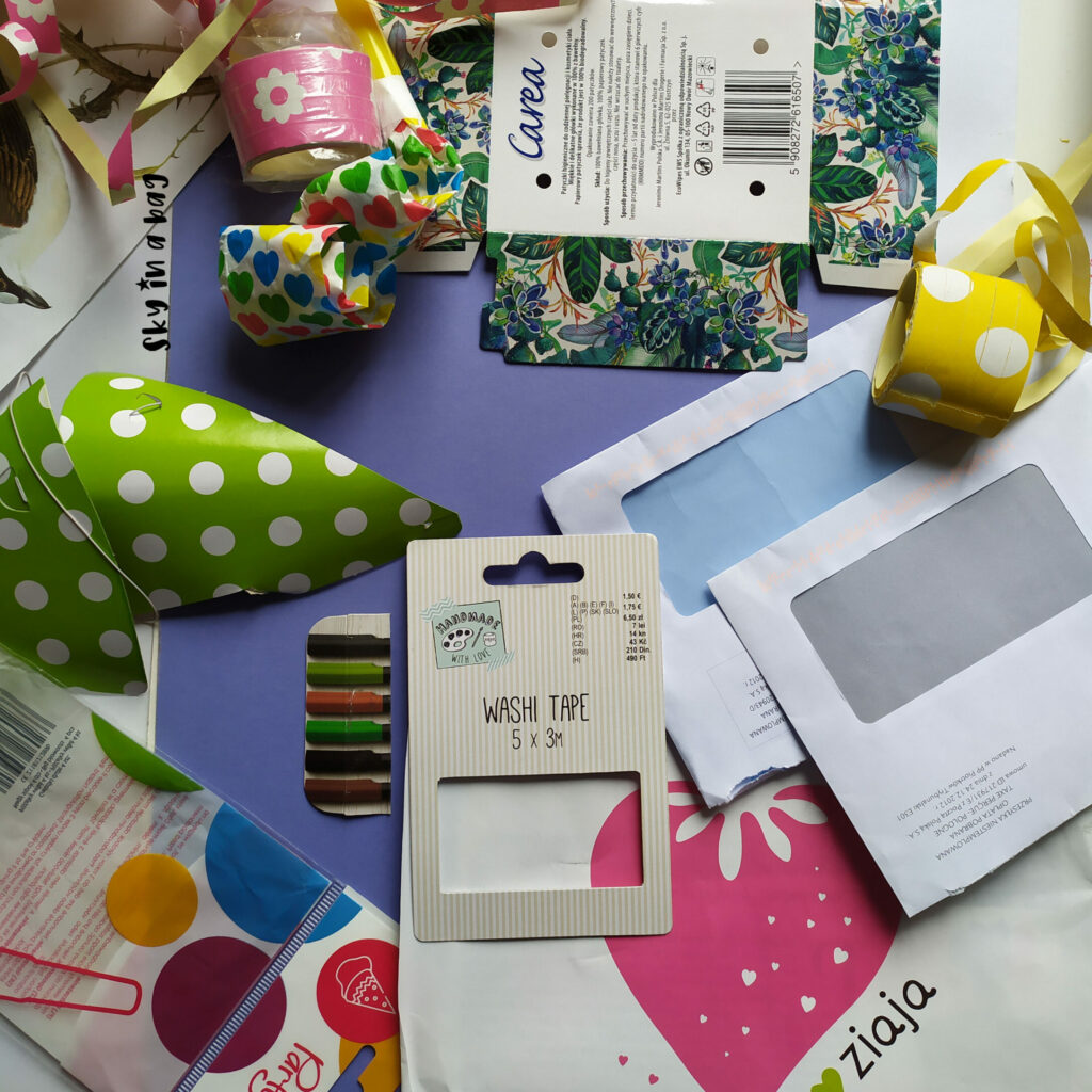 Koperty z kienkiem, ścinki i ozdobne kawałki do wykorzystania w junk journalu i kolekcjonowaniu wspomnień.