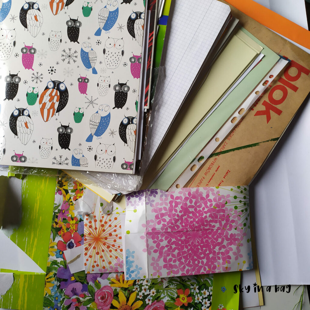 Zeszyty, bloki, papierowe torebki, które można wykorzystać w art journal i junk journal.