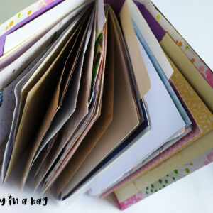 Junk journal w środku, widok z góry.