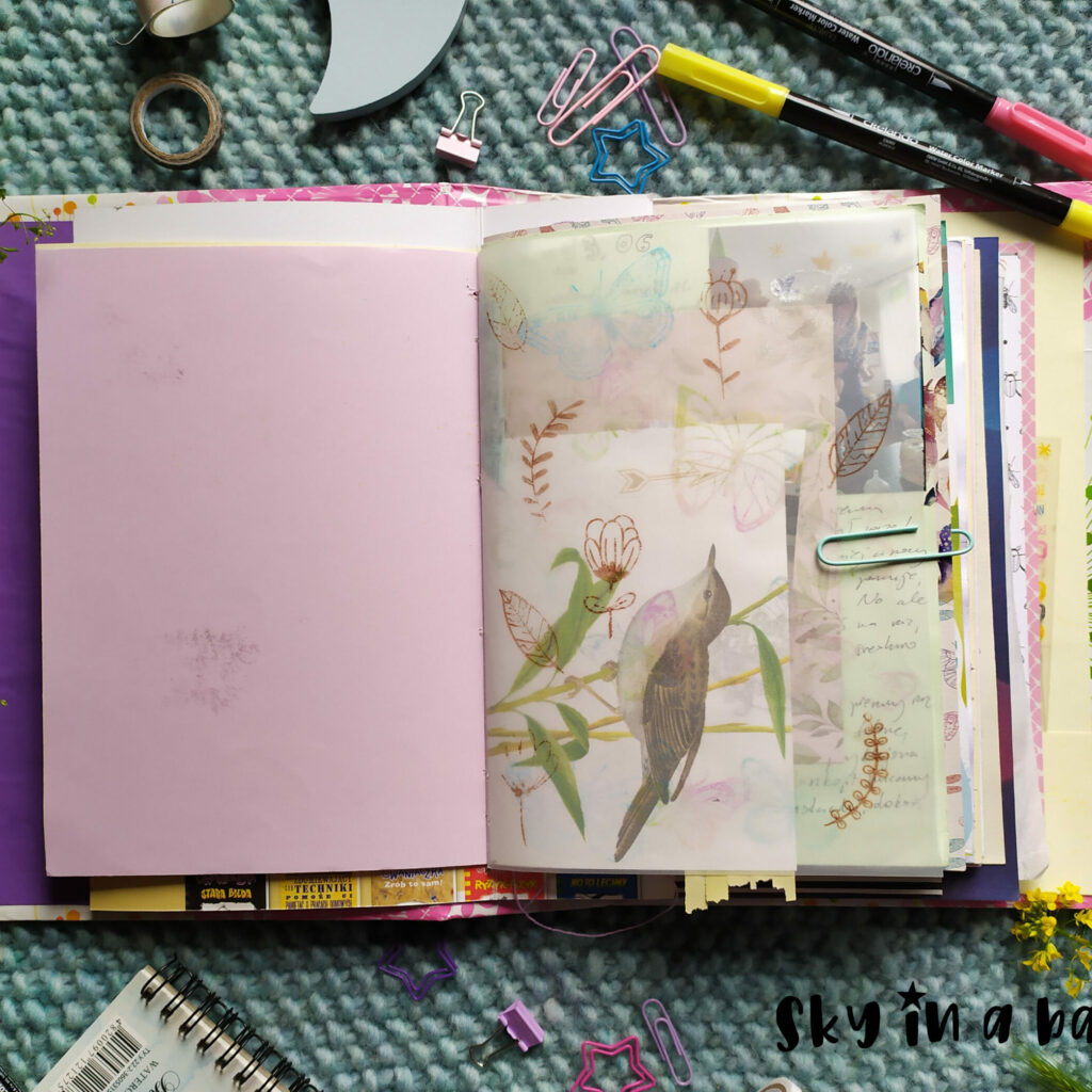Junk journal w środku, strony z pieczątkami i ilustracje.