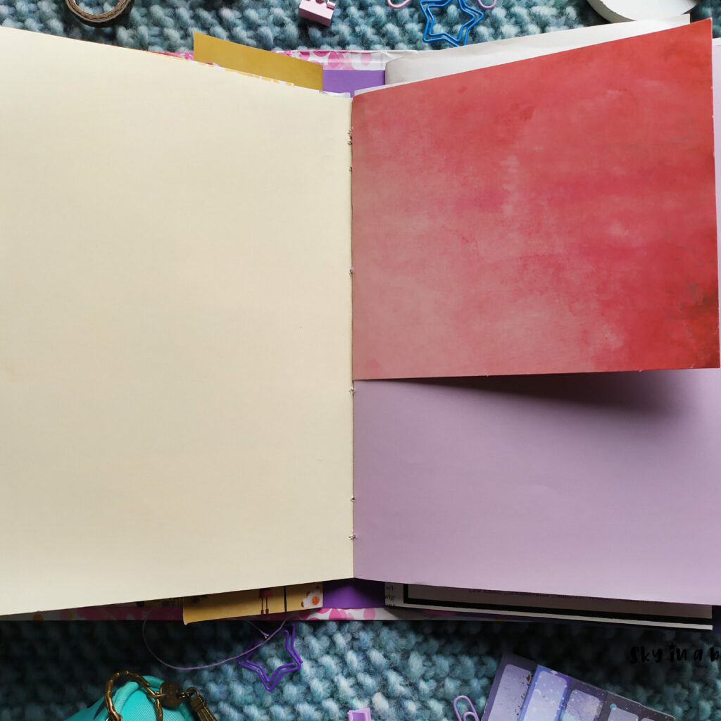 Widok środka z junk journala. Kolorowe tekturki.