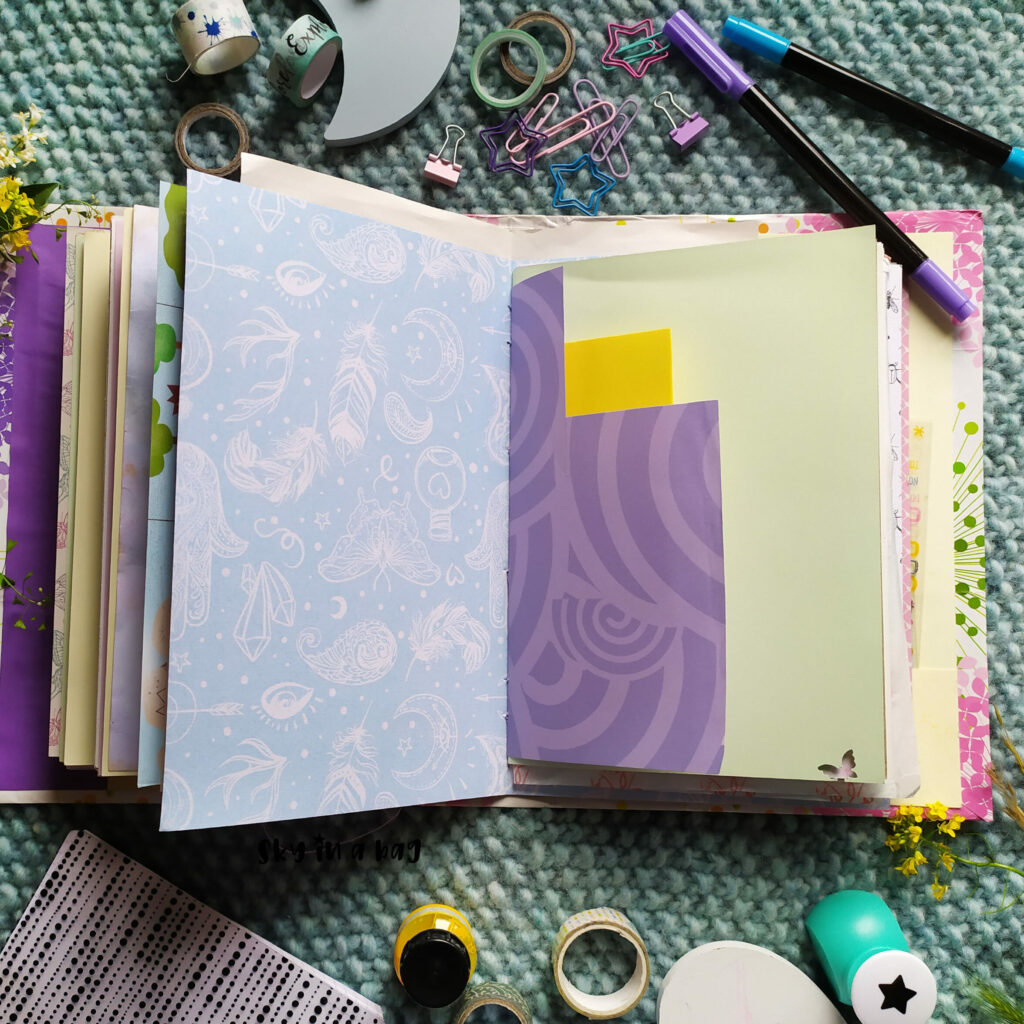 Widok junk journala w środku: ścinki z papieru do origami i scrapbookingowego.