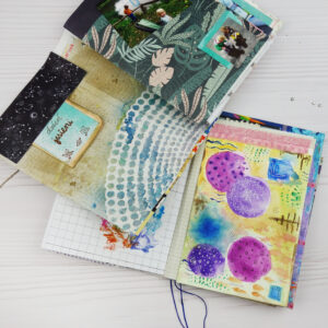 Wnętrze junk journala i art journala.