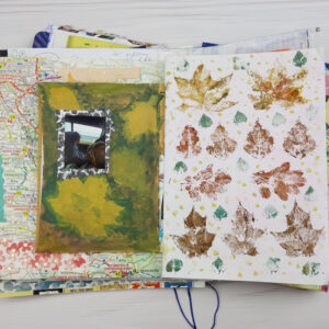 Rozkładówka z junk journala z dokumentowania wspomnień: odbite liście, mapa i zdjęcia.