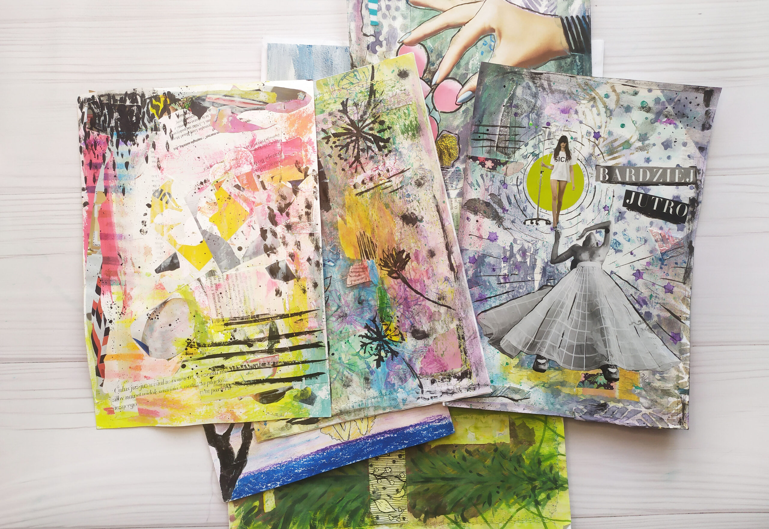 Strony zapełnione art journalingiem w technice mix media.
